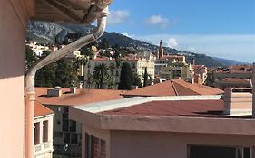 Lumineux studio sous les toits de Menton